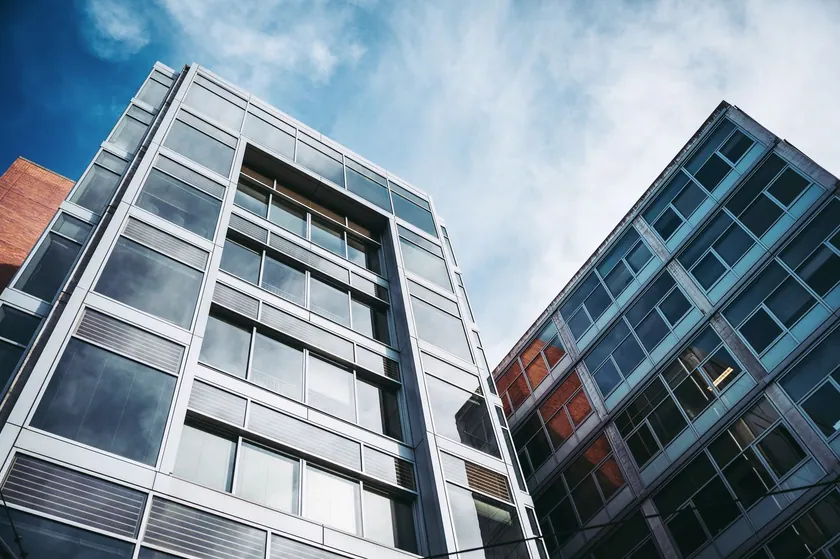 Edificios de oficinas con fachadas de cristal y acero