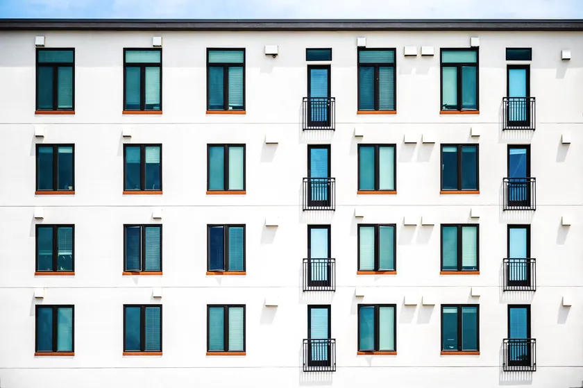 Fachada clara de un edificio residencial