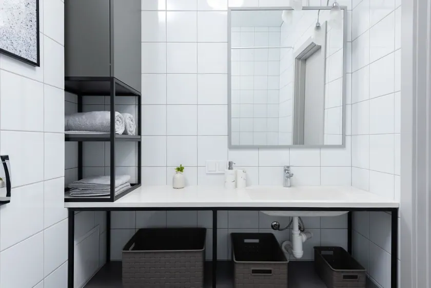 Baño contemporáneo con lavabos y azulejos claros