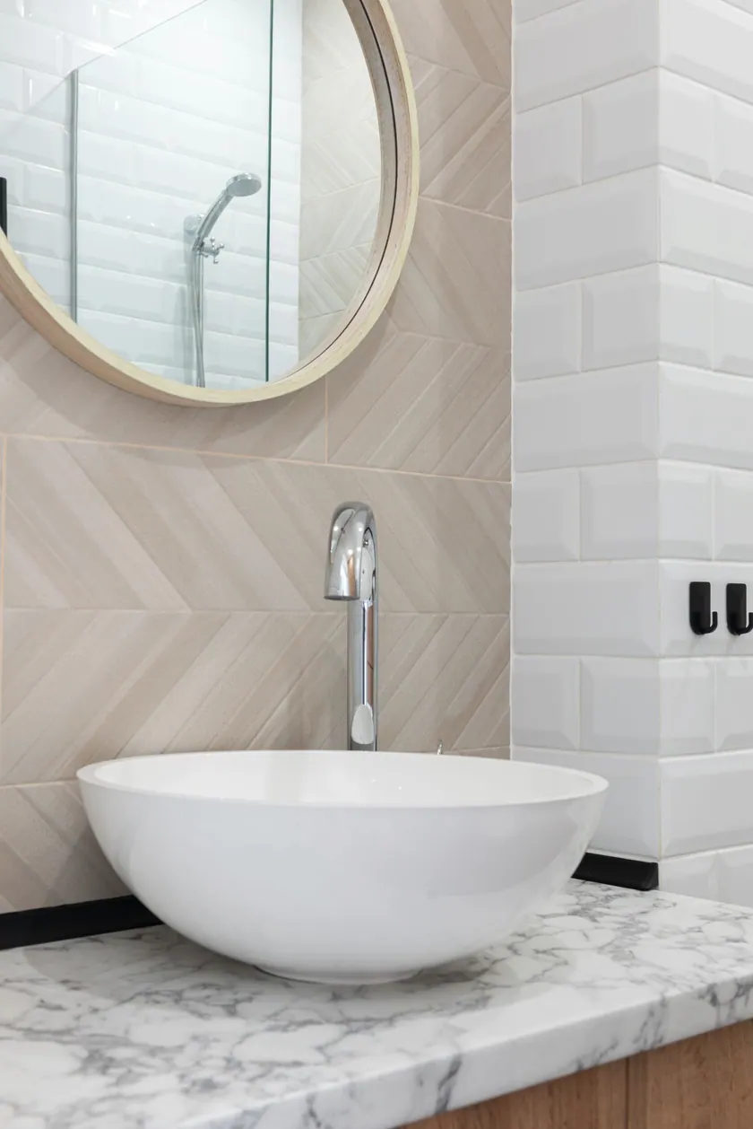Lavabo y grifería en un baño luminoso