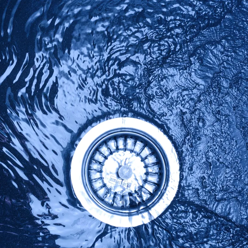 Desagüe de fregadero con agua en movimiento