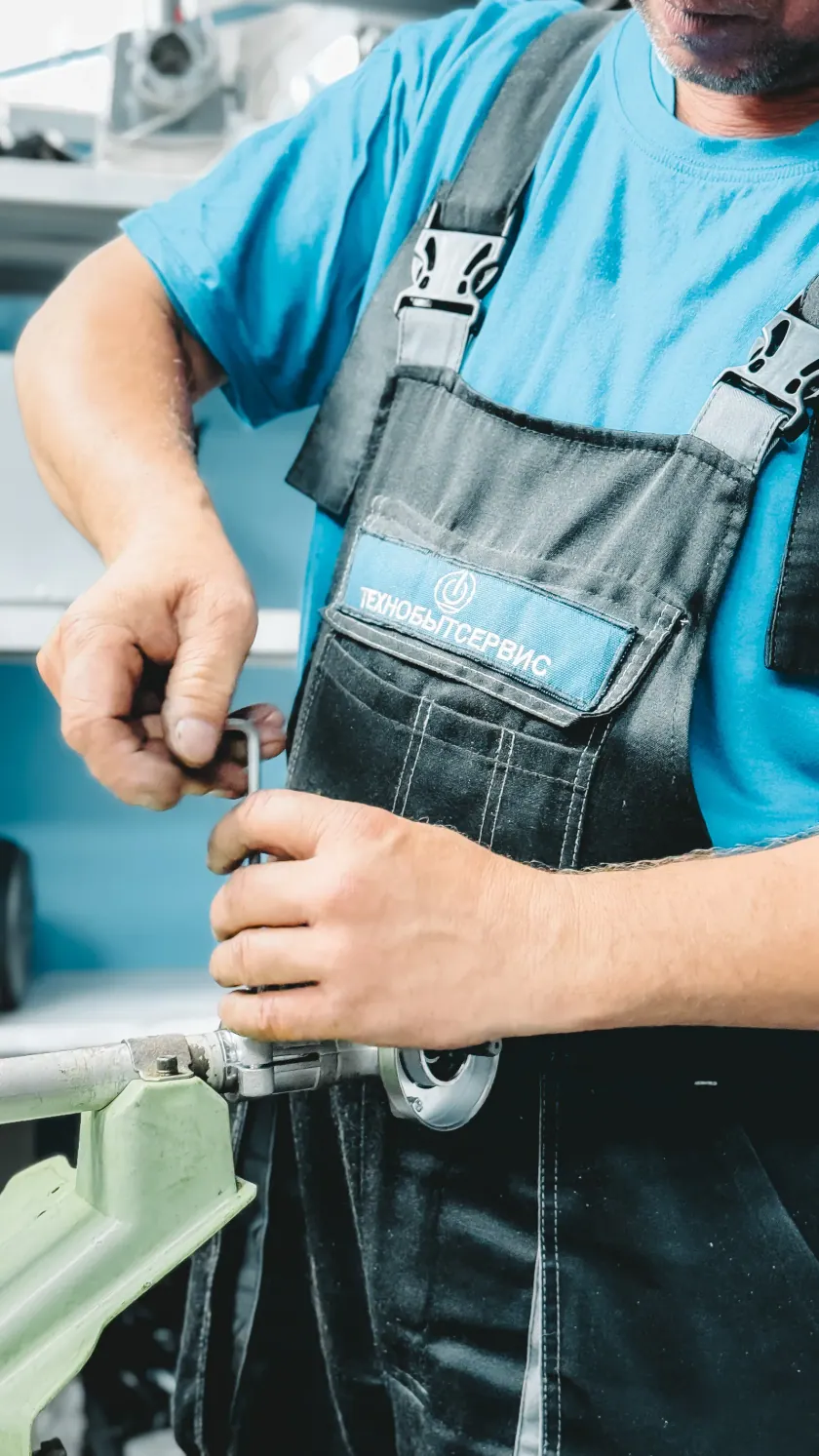 Fontanero trabajando en la reparación de una tubería